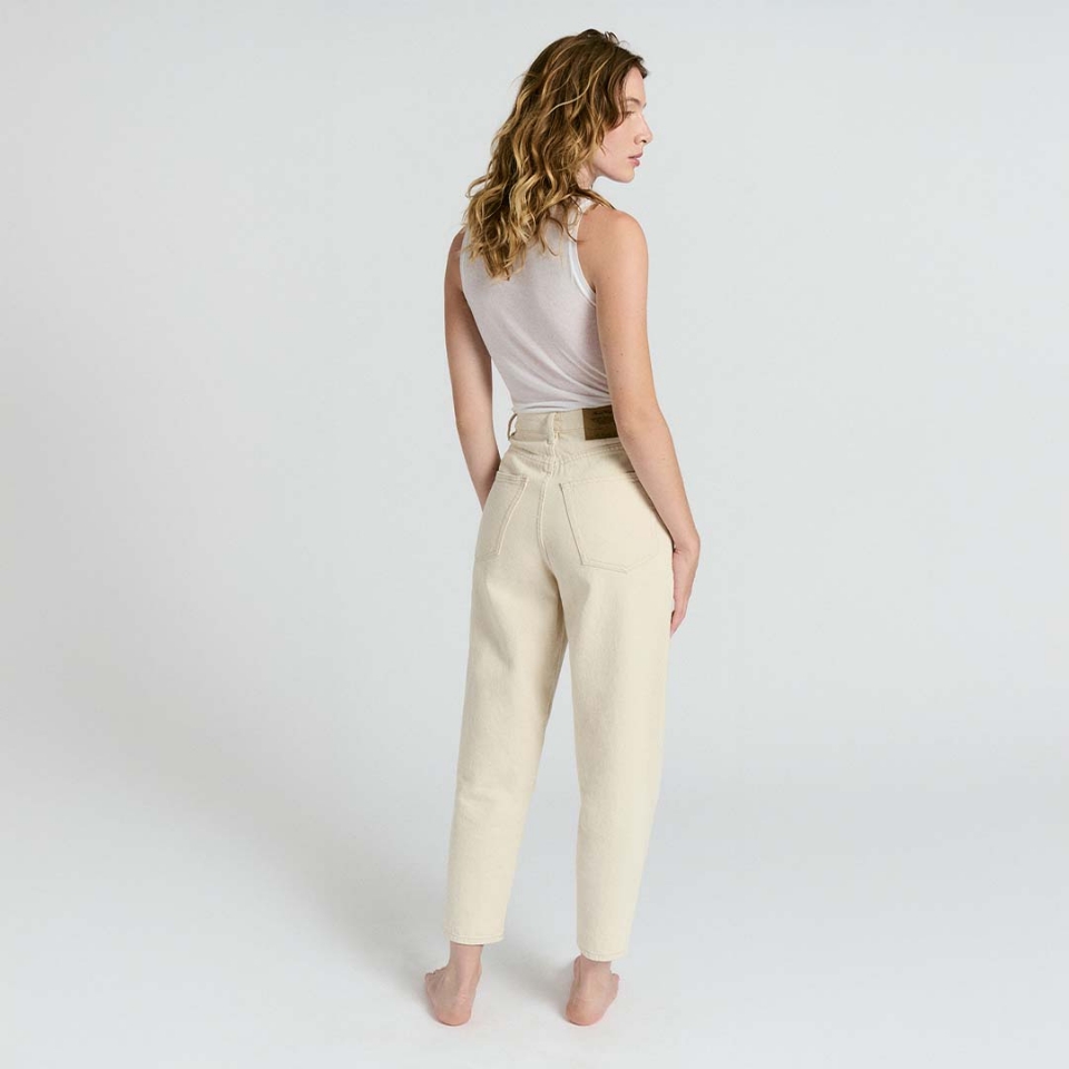 DAT11AE23-ECRU-MODEL