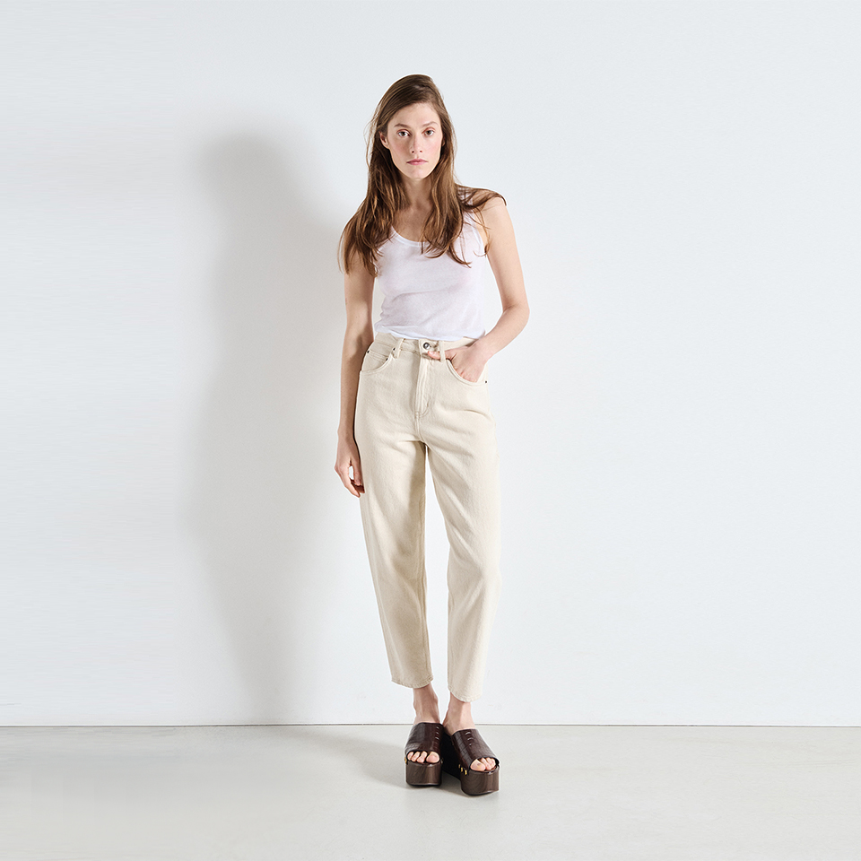 DAT11AE23-ECRU-MODEL